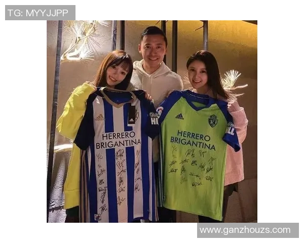 足球明星与中国粉丝亲密合影展现友谊与热情的美好瞬间