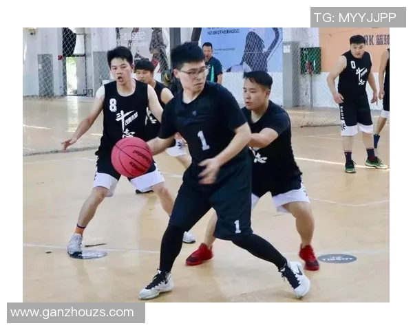 深圳篮球队的团队协作揭秘：如何在赛场上实现完美配合与默契合作